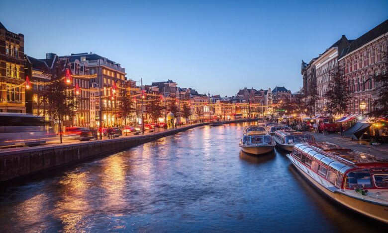 canal boats buildings reflection 5488271